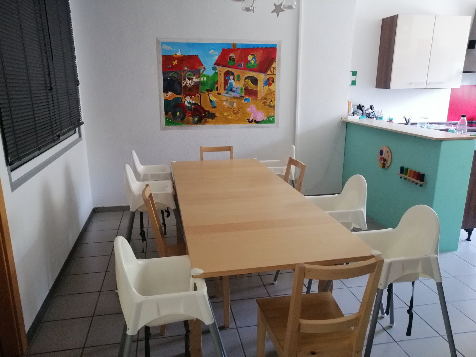 Essbereich mit Kindertischen und Stühlen