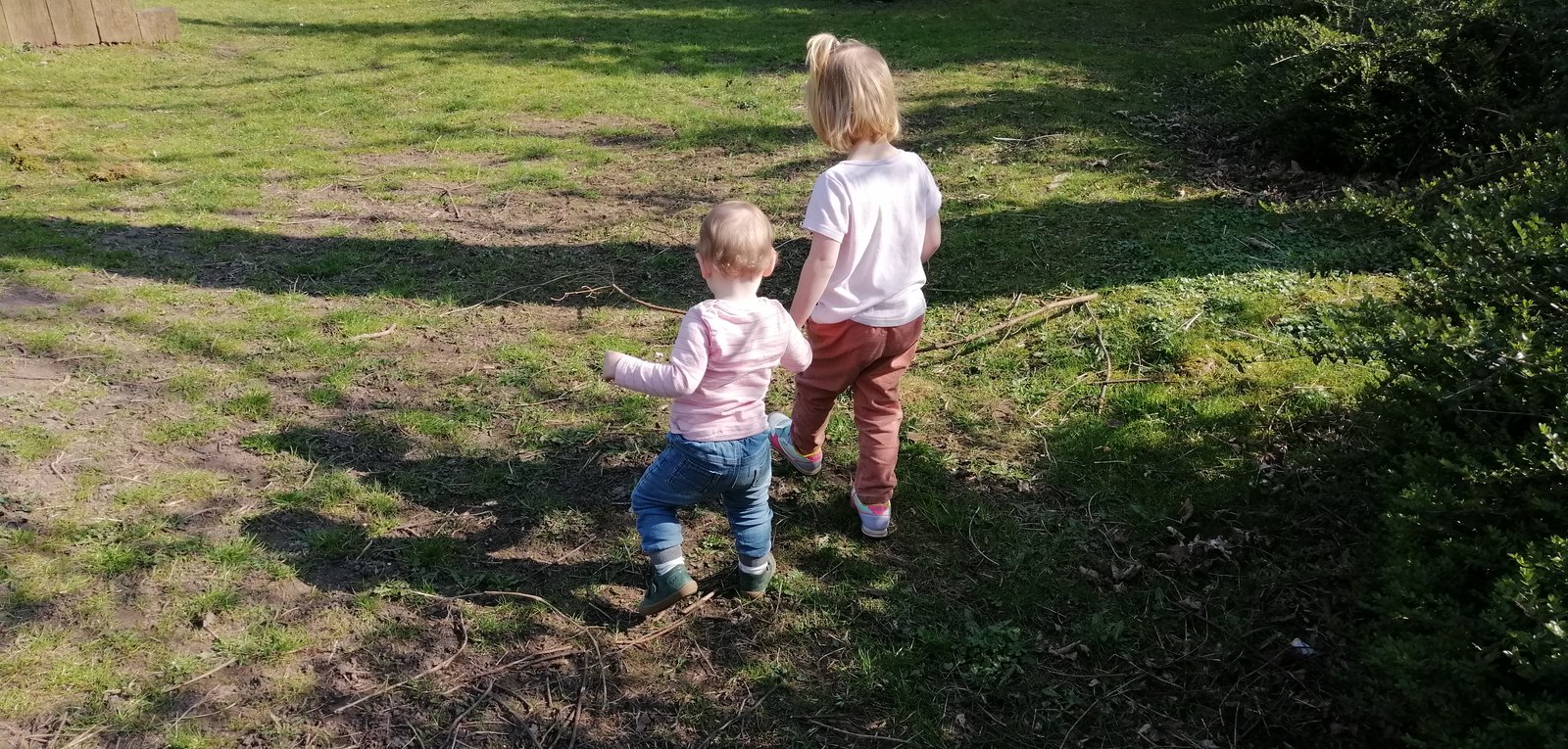 Kinder beim Spaziergang im Grünen
