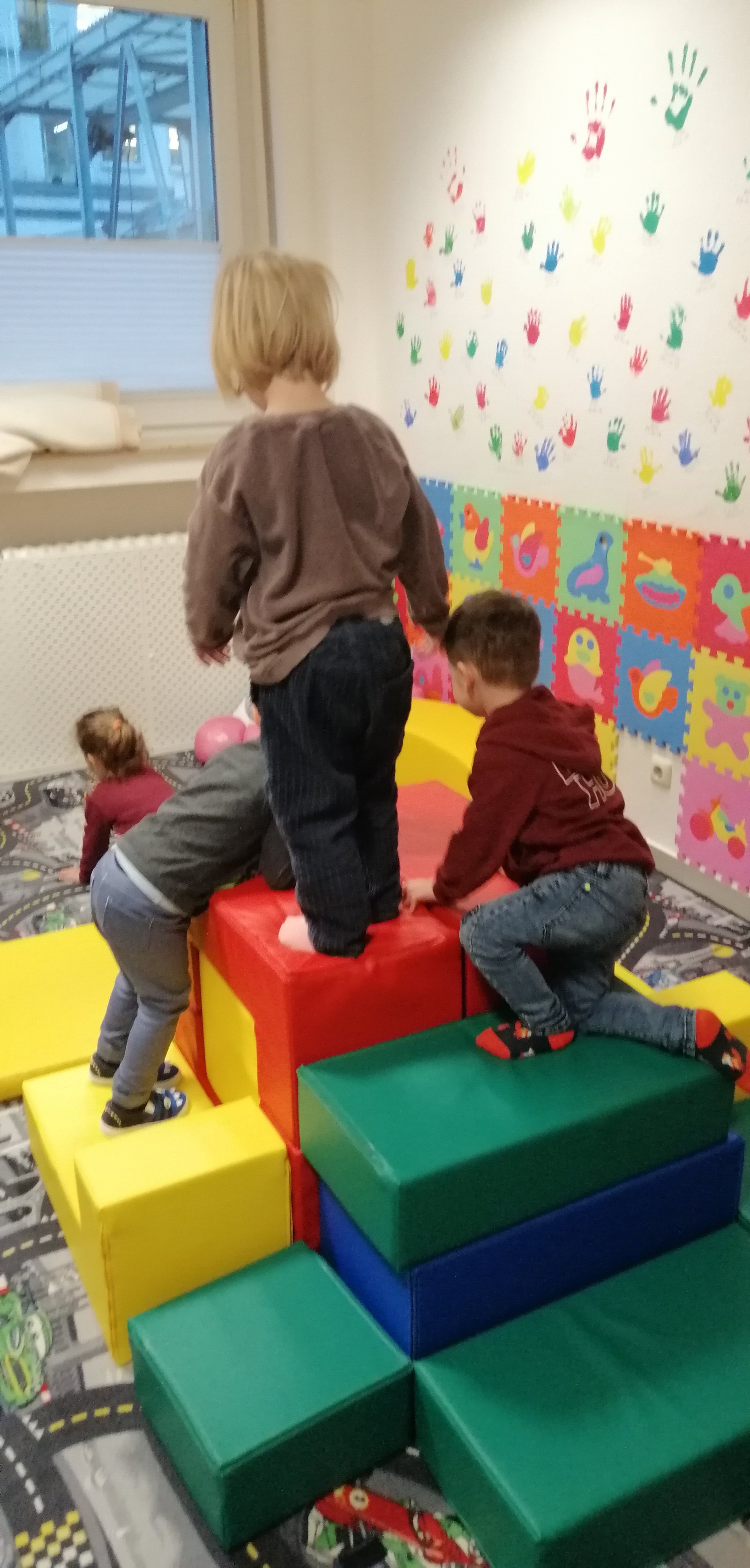 Spielecke mit bunten Bausteinen