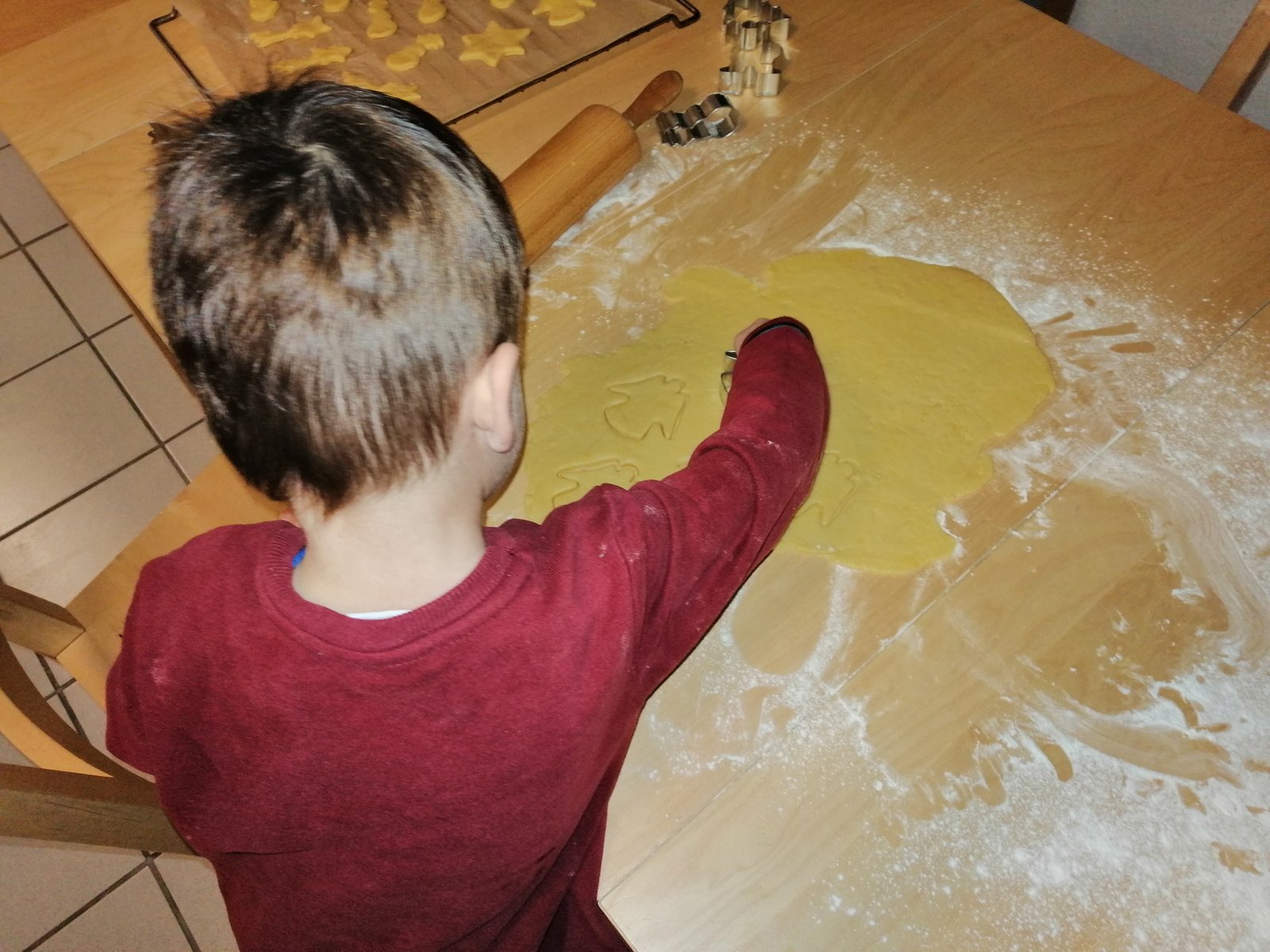 Kind beim Gestalten mit Teig oder Farbe