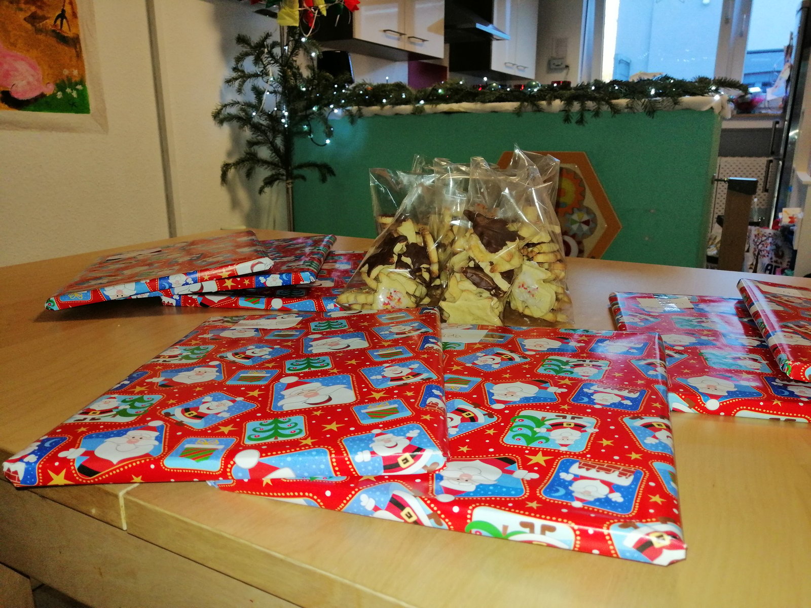 Vorbereiteter Tisch mit Bastelmaterial