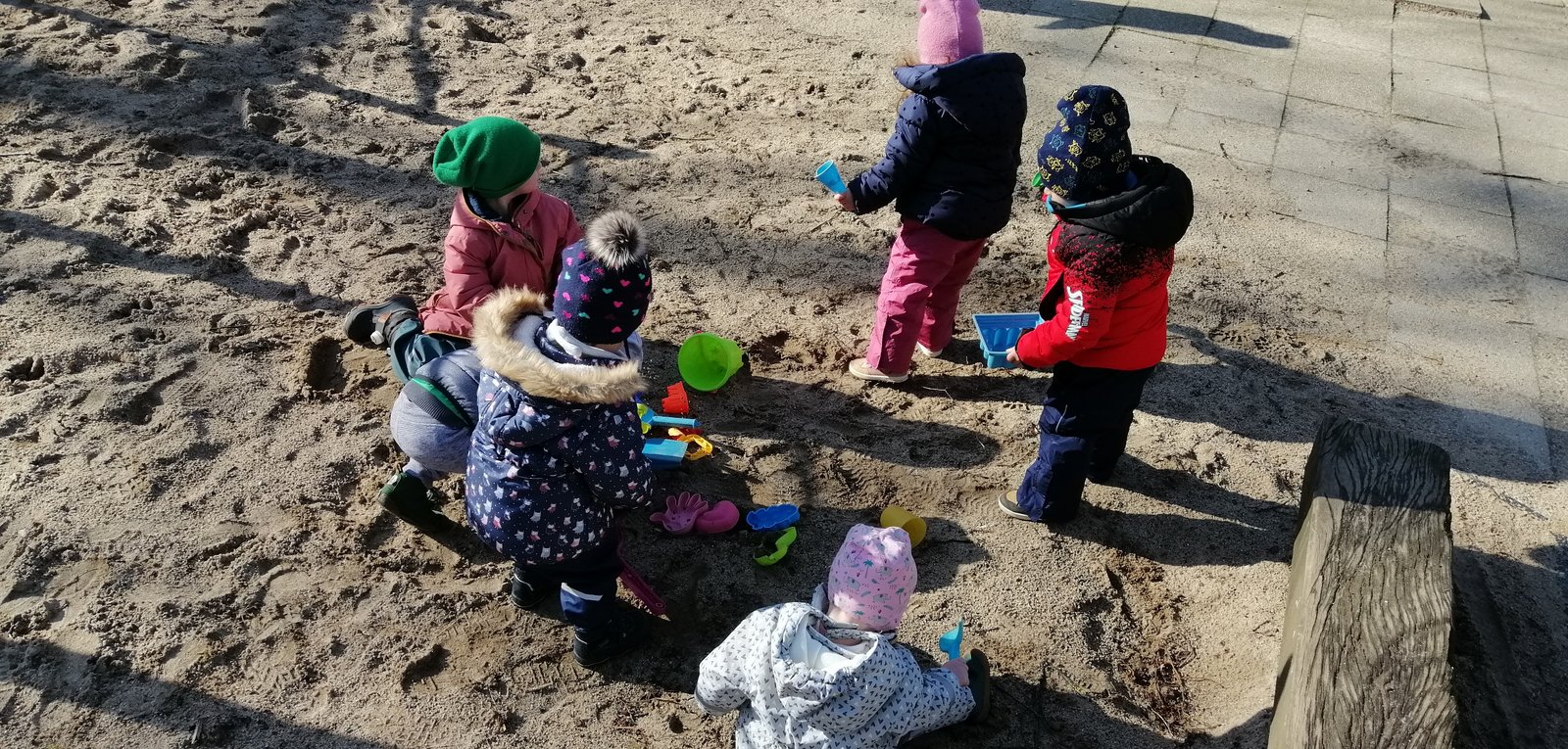 Kinder beim Spielen im Sand