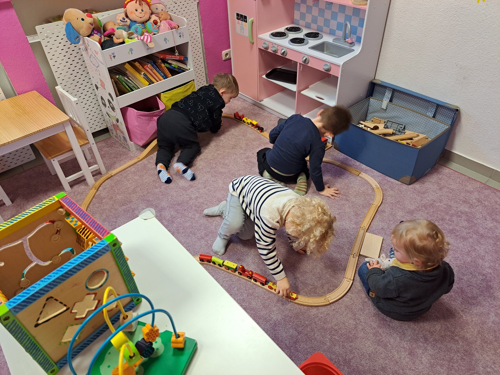 Kinder beim Spielen in einer Spielecke