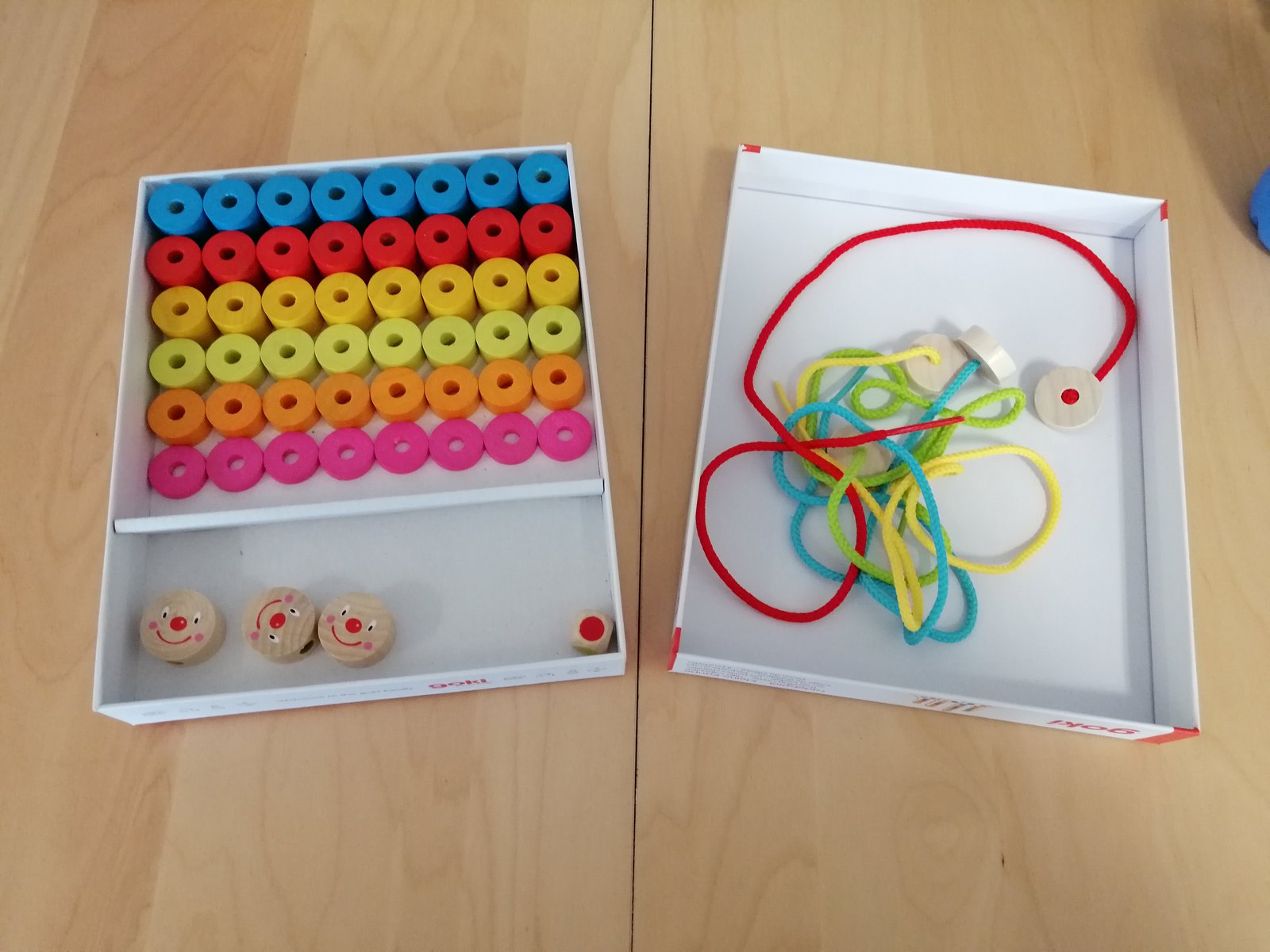 Sortierspiel und Schnüre auf einem Tisch
