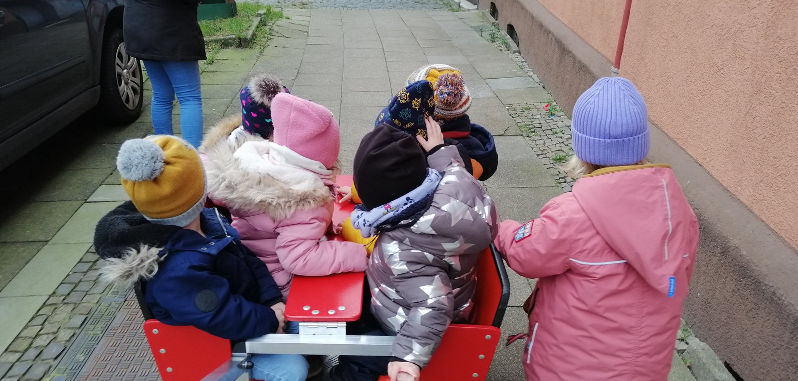 Kinder in einer Gruppe im Außenbereich