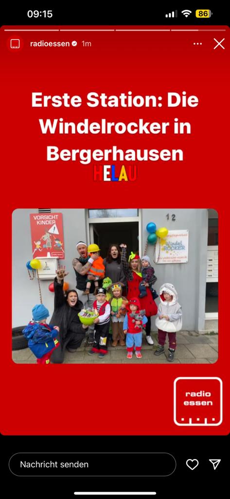 Kindergruppe bei einer Aktivität im Freien