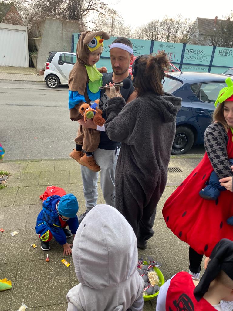 Kinder beim gemeinsamen Ausflug im Freien