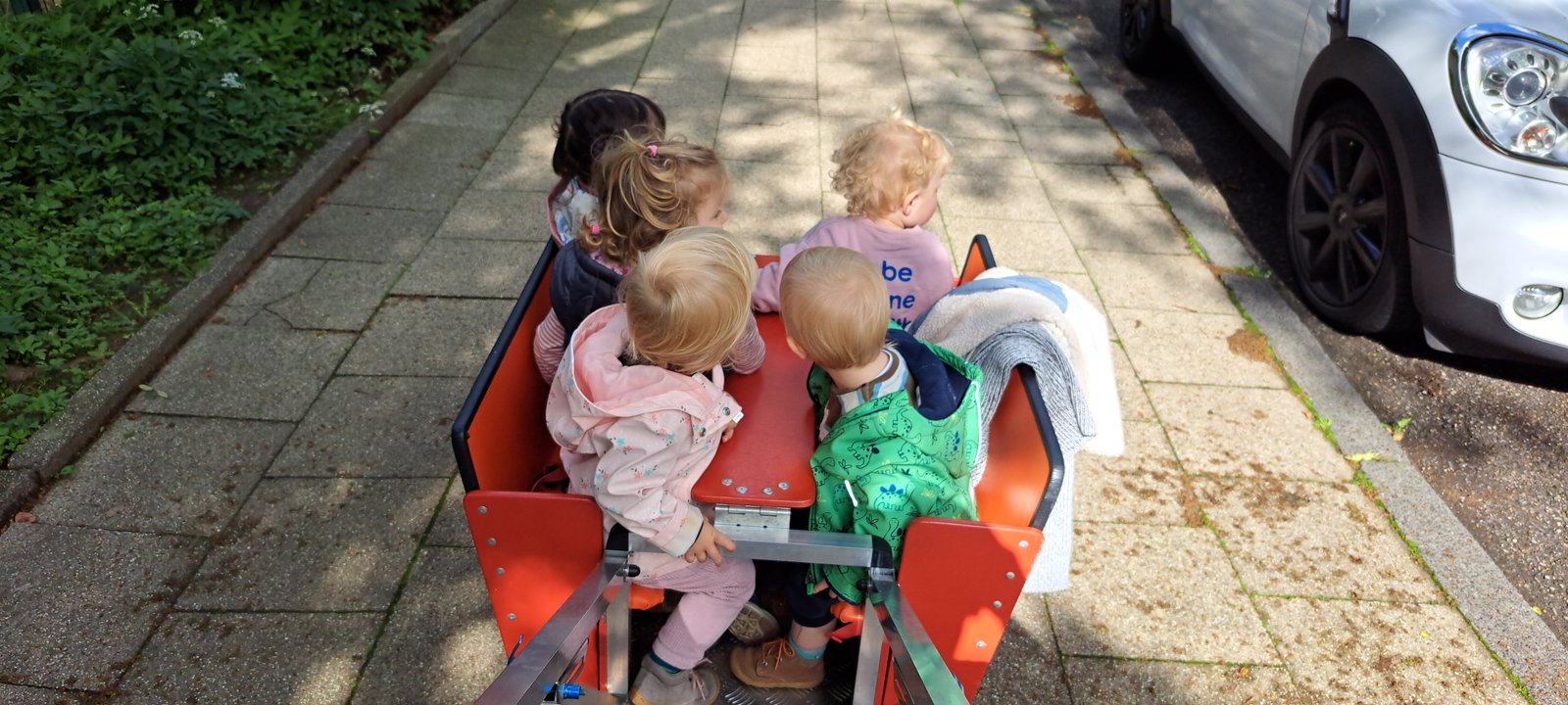 Kinder in einem Krippenwagen unterwegs