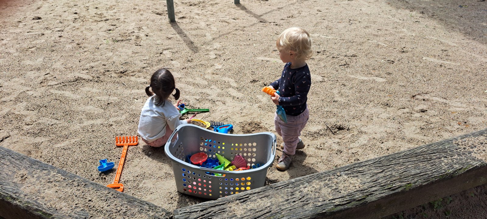 Kinder im Krippenwagen im Außenbereich