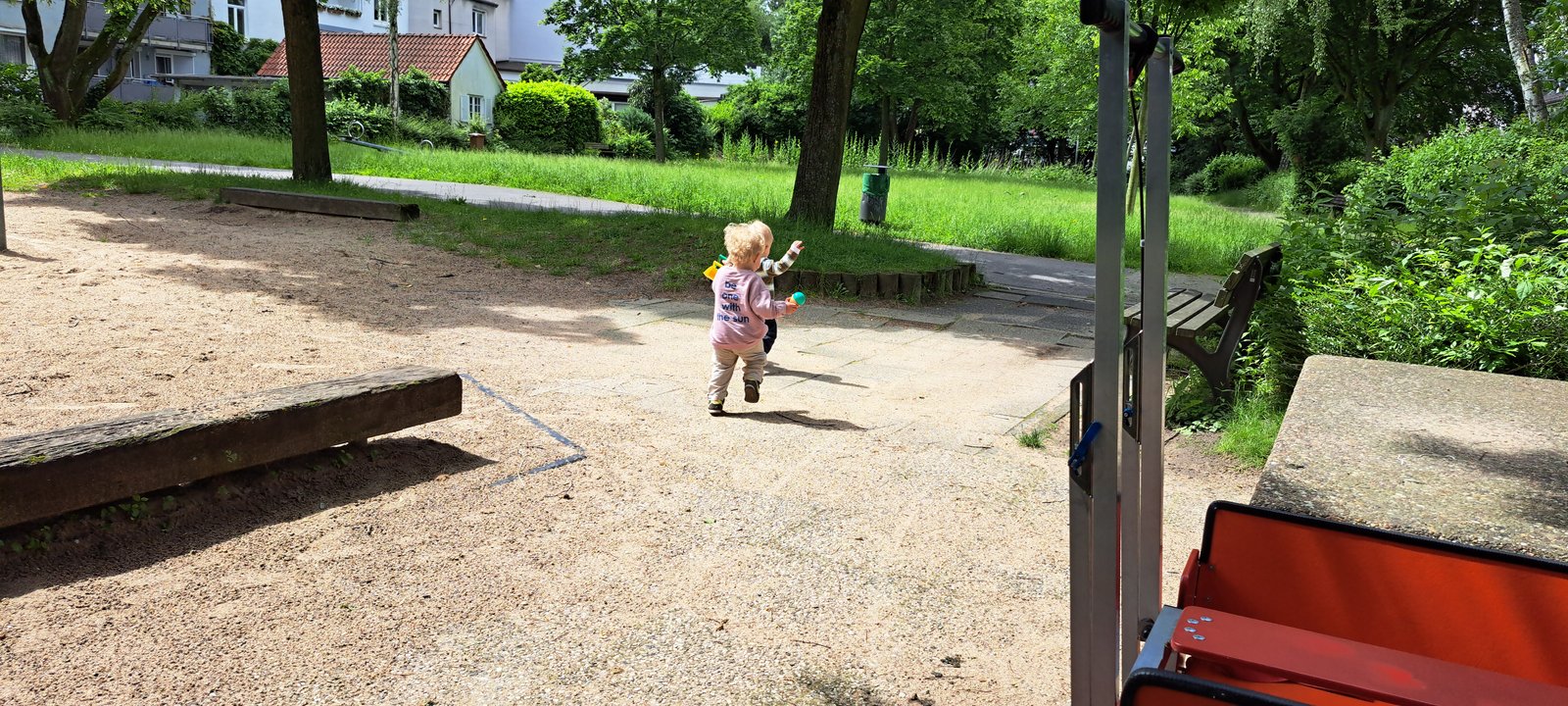 Kind beim Spielen im Sand