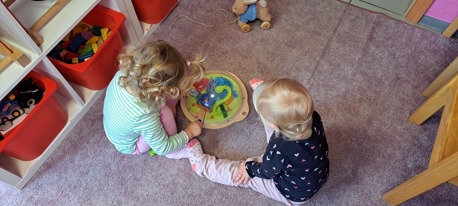 Kinder beim gemeinsamen Spielen am Tisch