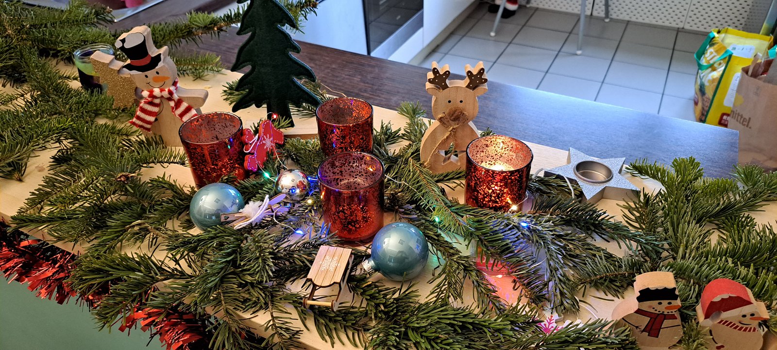 Dekorierte Speisen und Kuchen auf einem Tisch