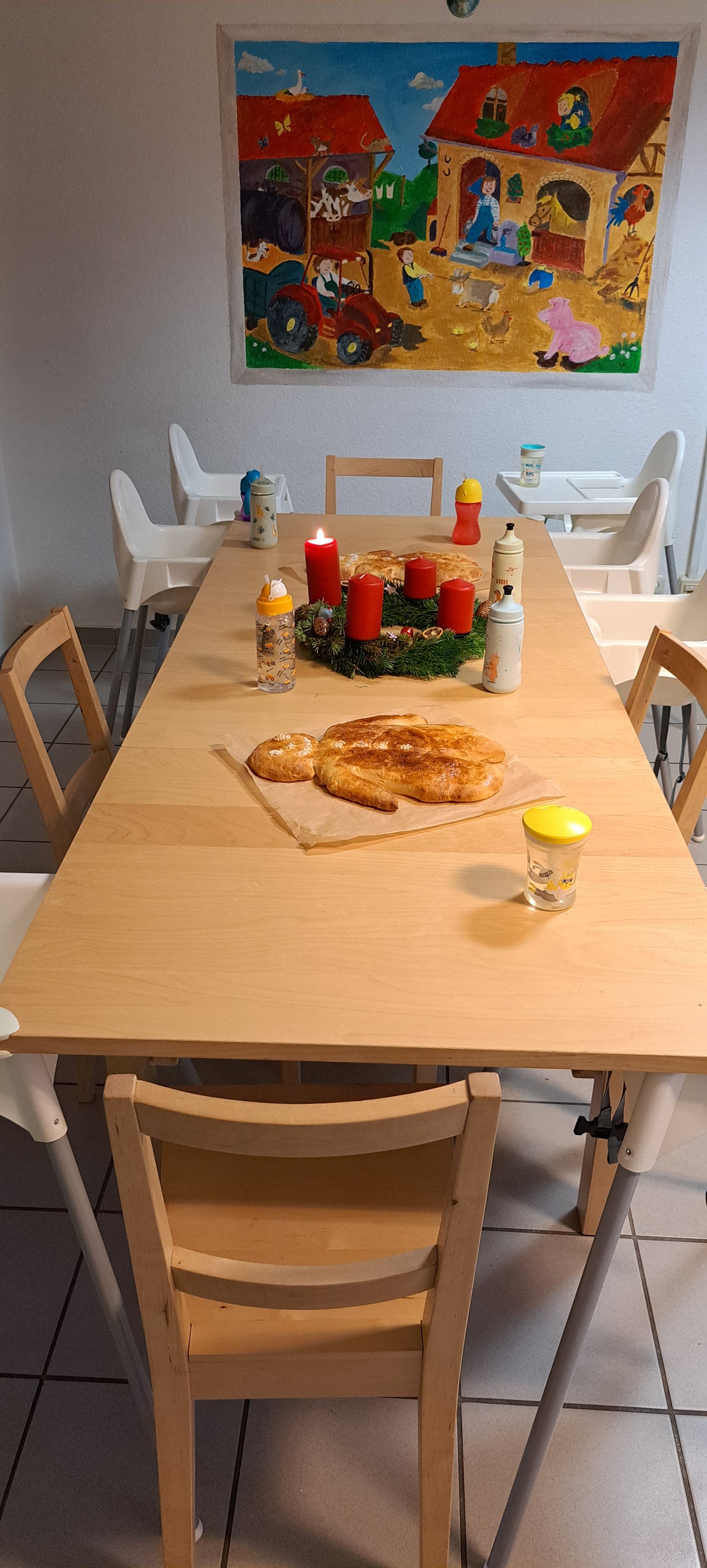 Kindertisch mit Obst und Getränken