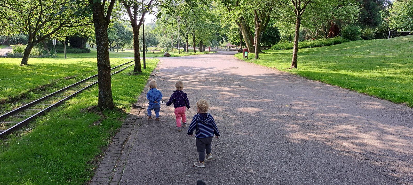 Kinder auf einem Weg durch den Park