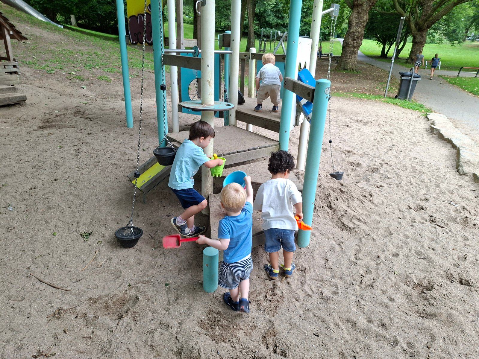 Kinder beim Spielen im Sandkasten