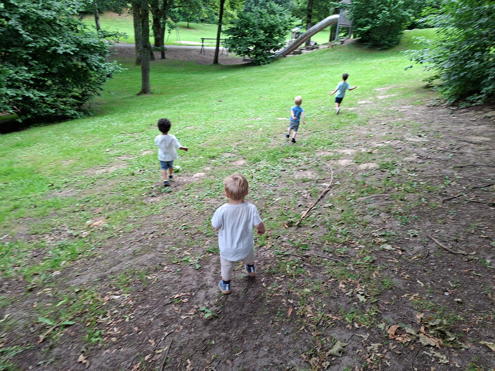 Kinder auf einer Wiese im Park