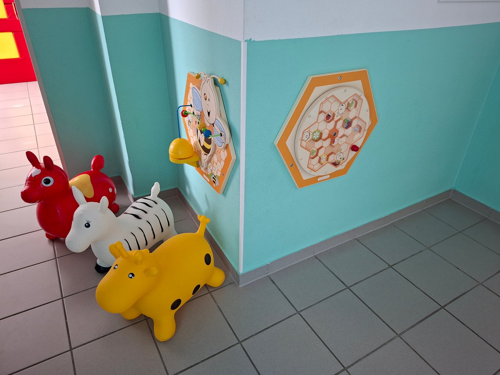 Eingangsbereich mit Kinderfahrzeugen und Spielzeug