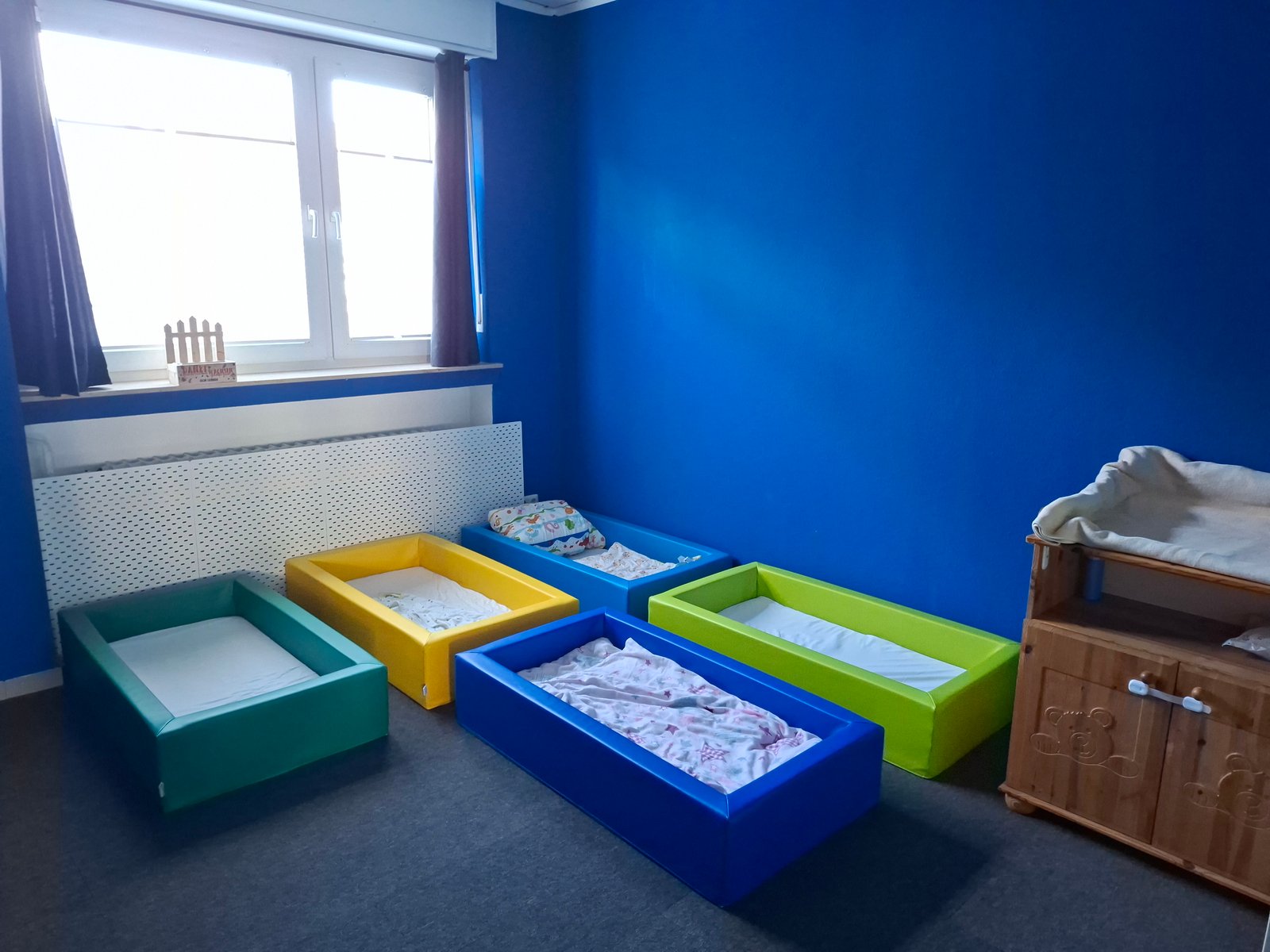 Ruheraum mit Matratzen und Schlafplätzen für Kinder